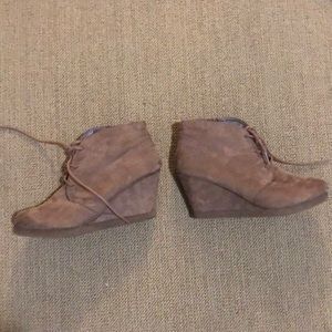 grey zip up boots soo cute 7 1/2